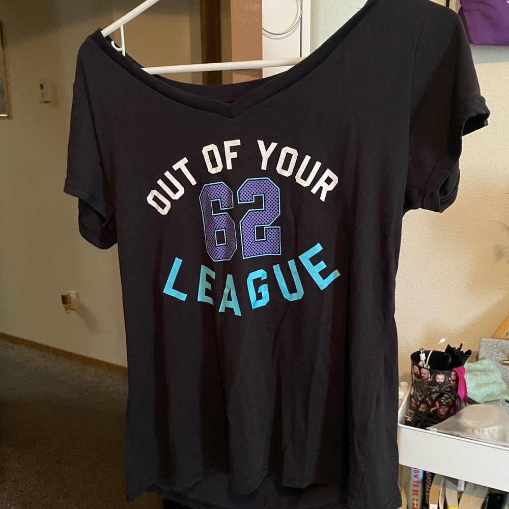 Tee shirt v neck